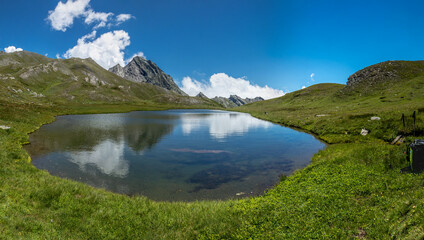 Lac de Chalantiès en été avec le Bric Bouchet  , paysage du Massif du Queyras .