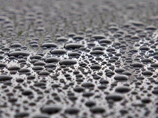 Wassertropfen auf glänzender Oberfläche