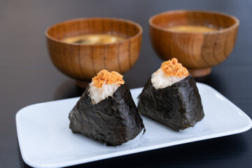 朝食に鮭おにぎりと味噌汁