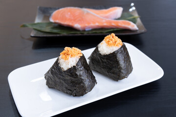 朝食に鮭おにぎり2個