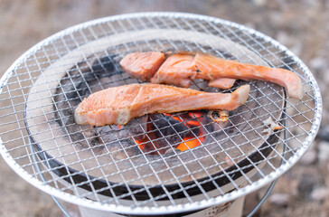 七輪で鮭を焼く