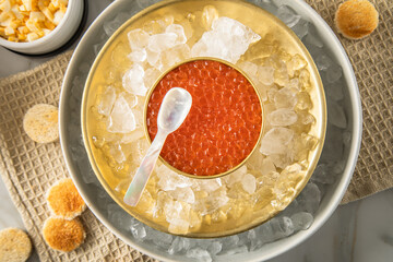 Orange Keta Lachs Kaviar in Dose auf Eis in Glas Schale mit Perlmutt Löffel und Toast Brot auf...