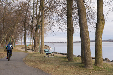 piste cyclable et banc au bord de l'eau
