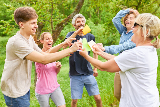 Young people draw cards for motivation and integration