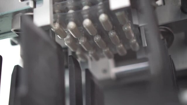 maquina de preparaci&oacute;n y selecci&oacute;n para el envasado de medicamentos y c&aacute;psulas de color blanco medicinales en empresa de la industria farmac&eacute;utica