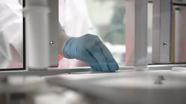 maquina giratoria para el procesado y la producci&oacute;n de productos farmac&eacute;uticos para empresa en envases pl&aacute;sticos de color blanco.