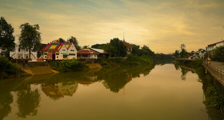 Fototapeta premium Wang river and city architecture in Lampang city.