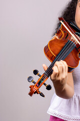 Hand of a woman playing the violin