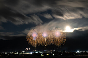 満月に照らし出される花火
