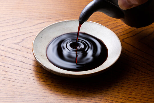 小皿に醤油を注ぐ