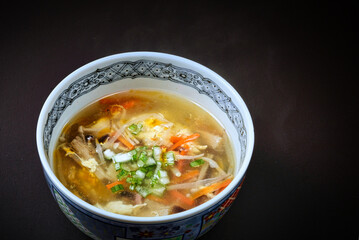 酸味と辛味が絶妙なおいしさの酸辣湯（サンラータン）