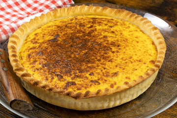 quiche entière dans un plat