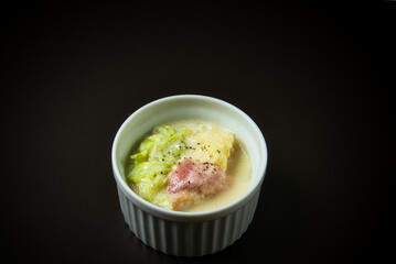 白菜の旬の冬に食べる、とろとろに煮込んだ温かい白菜のミルクシチュー