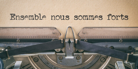 Text written with a vintage typewriter - Together we are strong in french - Ensemble nous sommes forts