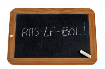 Obraz premium Ardoise d'école sur laquelle est écrit ras-le-bol avec une craie