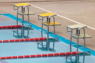 trois plongeoirs de piscine numérotés pour une compétition de natation - obrazy, fototapety, plakaty