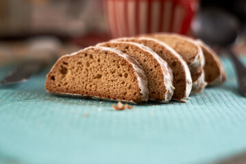 Photo of sliced gingerbread on the table