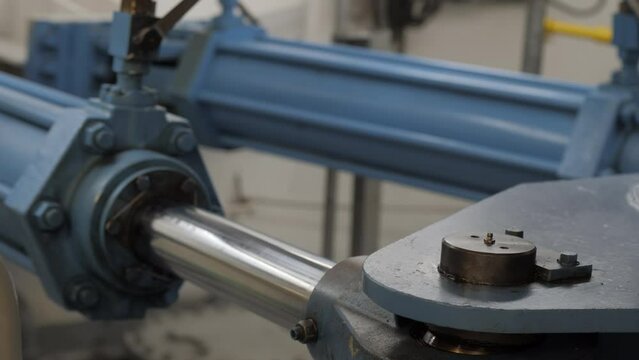 Hydraulic steering gear of ship in storm