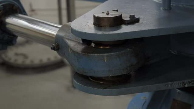 Hydraulic steering gear of vessel in storm