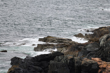 Fototapeta na wymiar Ocean waves splashing on a rocky shore