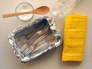 Life hacks for cleaning silver with aluminum foil, white vinegar, baking soda.