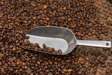 Kaffeebohnen mit Schaufel
