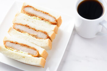 やわらかくてジューシー、カツの旨味たっぷりのヒレカツサンドと、淹れたてでフレッシュなコーヒー