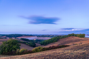 Fototapeta na wymiar Panorama de la campagne gersoise avec de la brume au lever du soleil 
