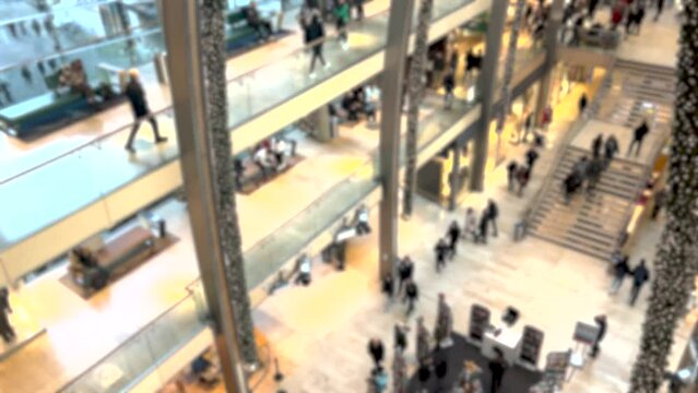 Unscharfe Personen shoppen in einem Einkaufszentrum