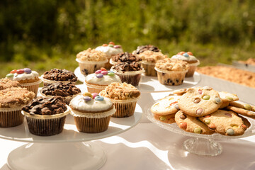 Muffins und cookies für einen sweet table auf einer Hochzeit zum Kuchenbuffet
