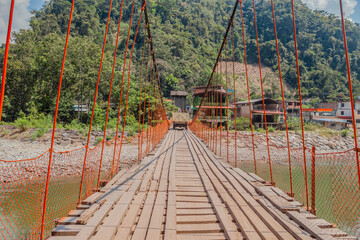 Puente colgante de madera en la selva