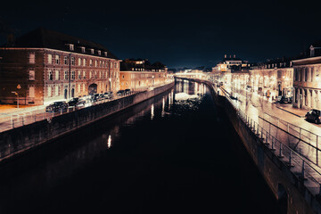 Ville de Tournai la nuit le long de l'Escaut