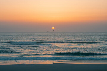 Atardece sobre una playa de Portugal, en el océano atlántico.