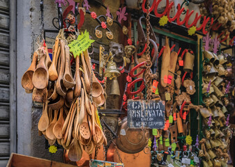 Gift shop souvenirs - kitchenware, utensils and cooking items, Florence, Italy - obrazy, fototapety, plakaty