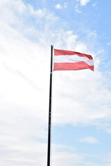 Bandera de Austria ondeando al viento.