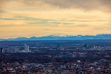 Sonnenaufgang in München mit Blick auf die Alpen 