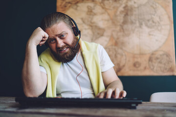 Nervous male gamer playing videogame © BullRun