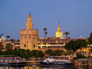 Vista nocturna de la Torre del Oro y la Giralda de Sevilla