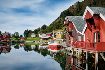 Küste Norwegen, Fischerdorf und rote Häuser mit Boot, Fischkutter 