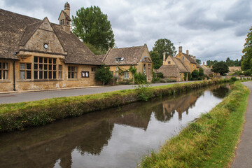 Obraz premium A village road in the Cotswolds in England