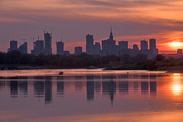 Widok z trasy Siekierkowskiej , mostu siekierkowskiego na centrum Warszawy i Wisłę i zachodzie słońca
