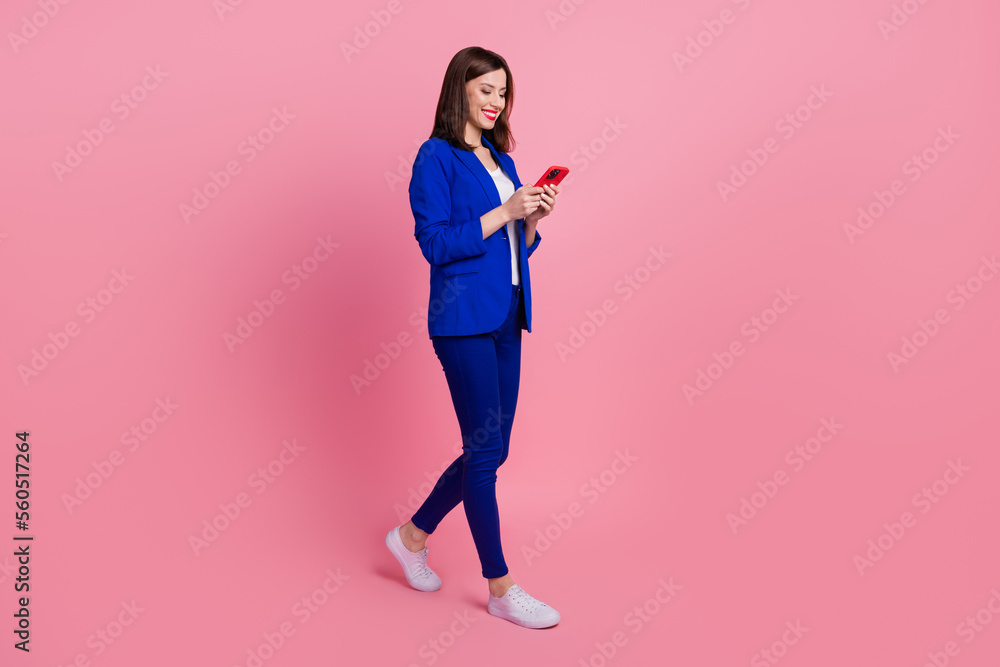 Poster full length profile side photo of adorable manager step empty space use iphone samsung write email i