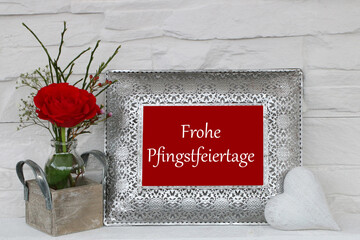 Rahmen mit Grüße zu Pfingsten. Frohe Pfingstfeiertage.	
