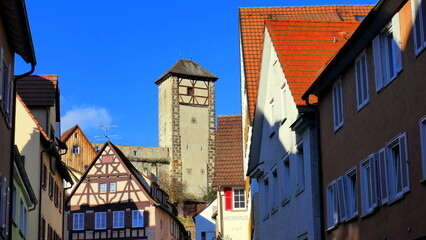 Obraz premium romantische Altstadt von Rottenburg mit Giebeln und dem alten hohen Schütteturm unter blauem Himmel