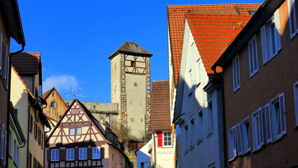 romantische Altstadt von Rottenburg mit Giebeln und dem alten hohen Schütteturm unter blauem Himmel