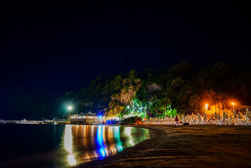 Fototapeta premium Restaurant by the sea late at night.