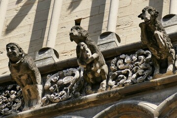 Statues de créatures monstrueuses sur la façade de l’église Notre-Dame de Dijon