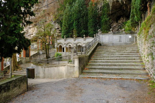 Il cimitero di Laorca nel comune di Lecco, Lombardia, Italia.