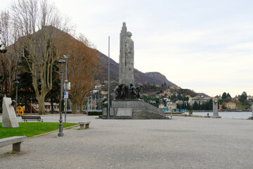 Obraz premium Il Monumento ai Caduti sul lungolago di Lecco, Italia.