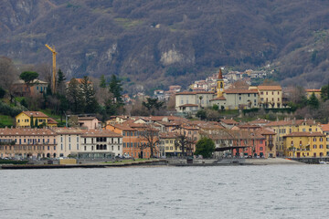 Il borgo di Malgrate sulle rive del Lario visto da Lecco.